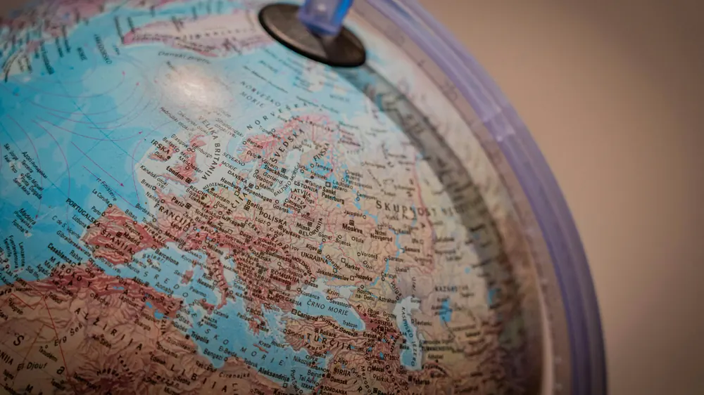 Nahaufnahme eines Globus mit Europa, Nordafrika und dem Nahen Osten – Urkunden und Übersetzungen für das Ausland